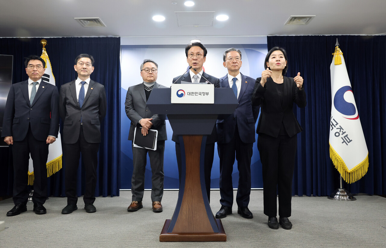 11월18일 정부서울청사에서 김민석 국무총리(가운데)가 ‘론스타 국제투자분쟁(ISDS) 취소 신청’ 관련 긴급 브리핑을 진행하고 있다. ⓒ연합뉴스