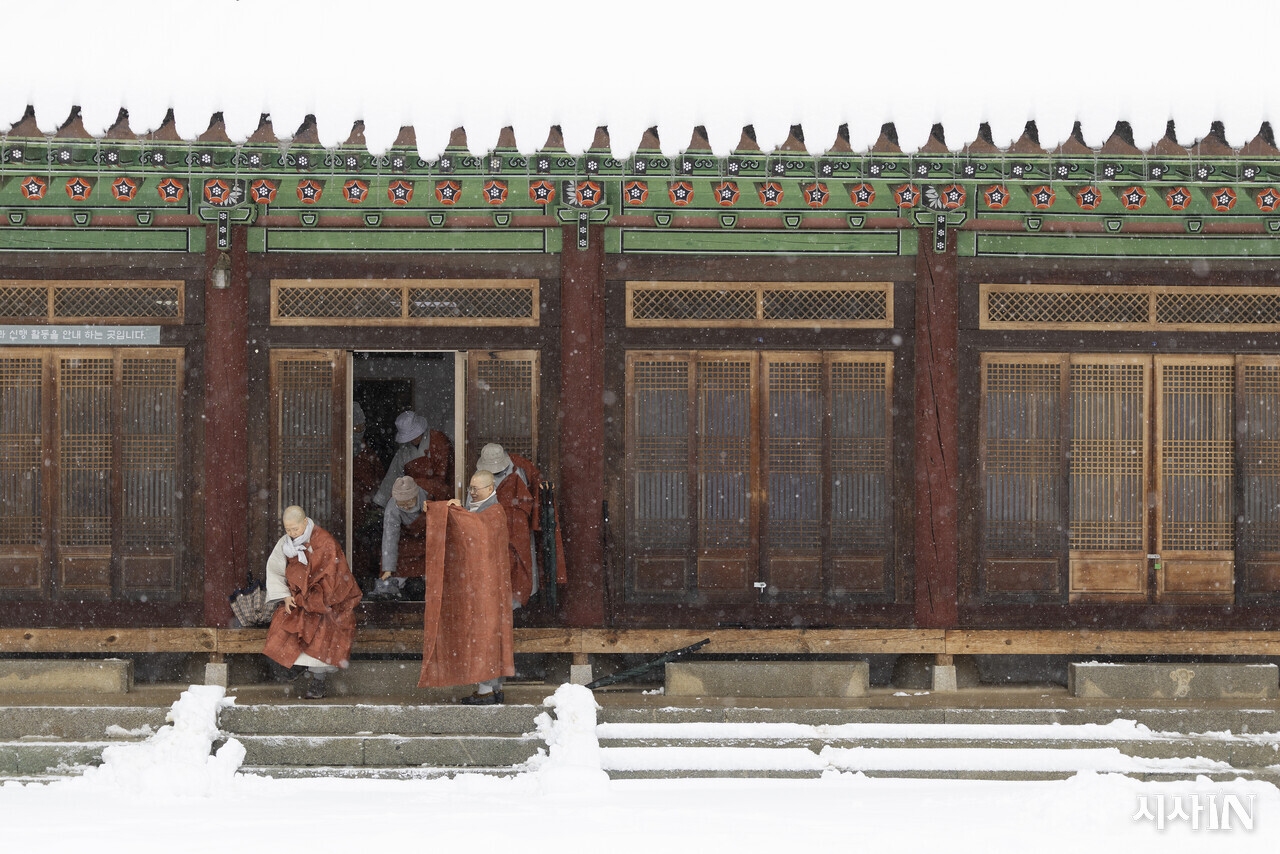 스님들이 동안거 해제 법요식에 참석하기 위해 가사 장삼을 입고 선방에서 나오고 있다. ⓒ시사IN 이명익