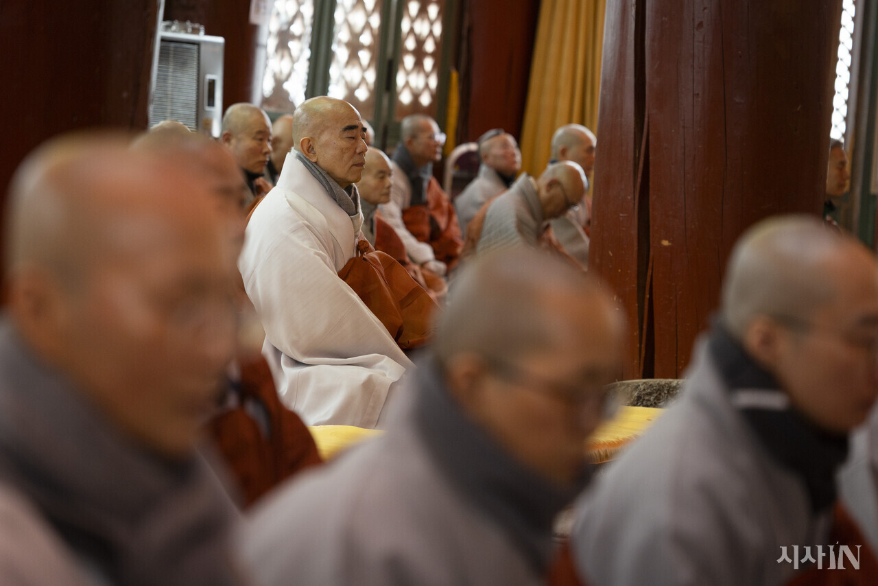 동안거 해제 법요식에서 참선에 든 스님들. ⓒ시사IN 이명익