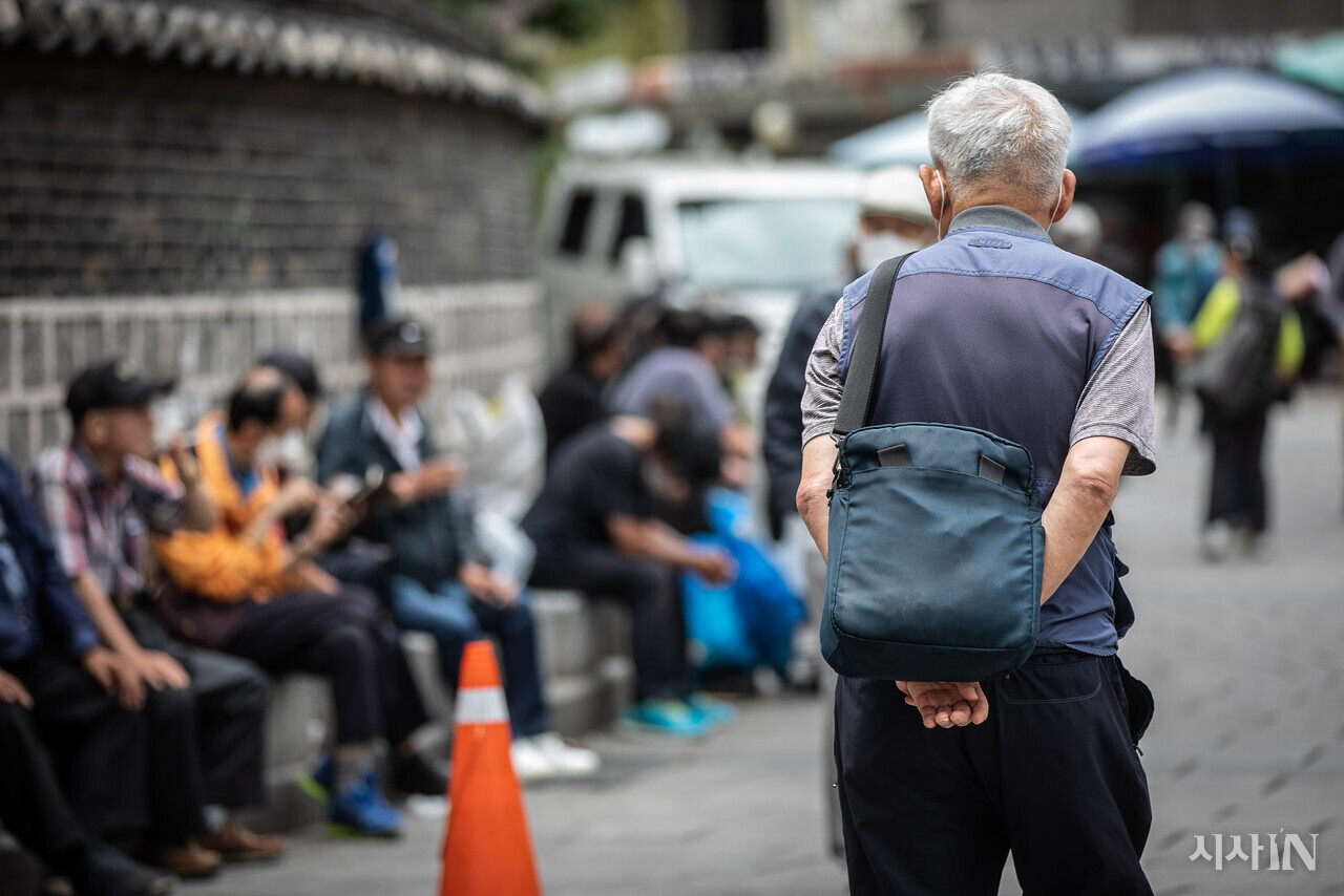 미래 세대 등골 빠진다... 이재명 정부, 기초연금 개혁 피하지 말라