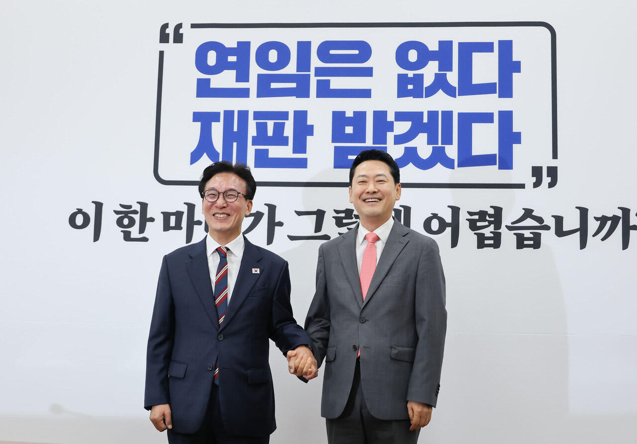 민주당 신뢰도 급락한 자리에 한동훈 급부상... 2026 신뢰도 조사 파장